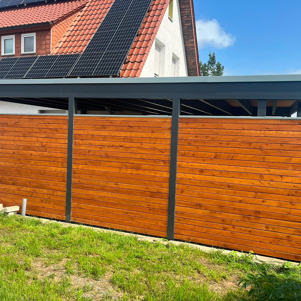 Carport aus Holz mit Solarpanelen auf dem Dach