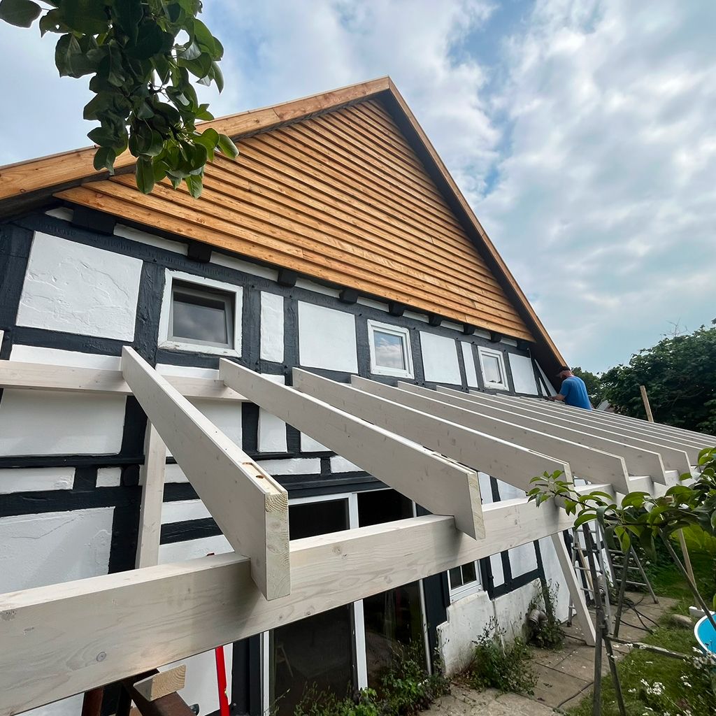 Bau eines Holzrahmens für das Dach eines Fachwerkhauses