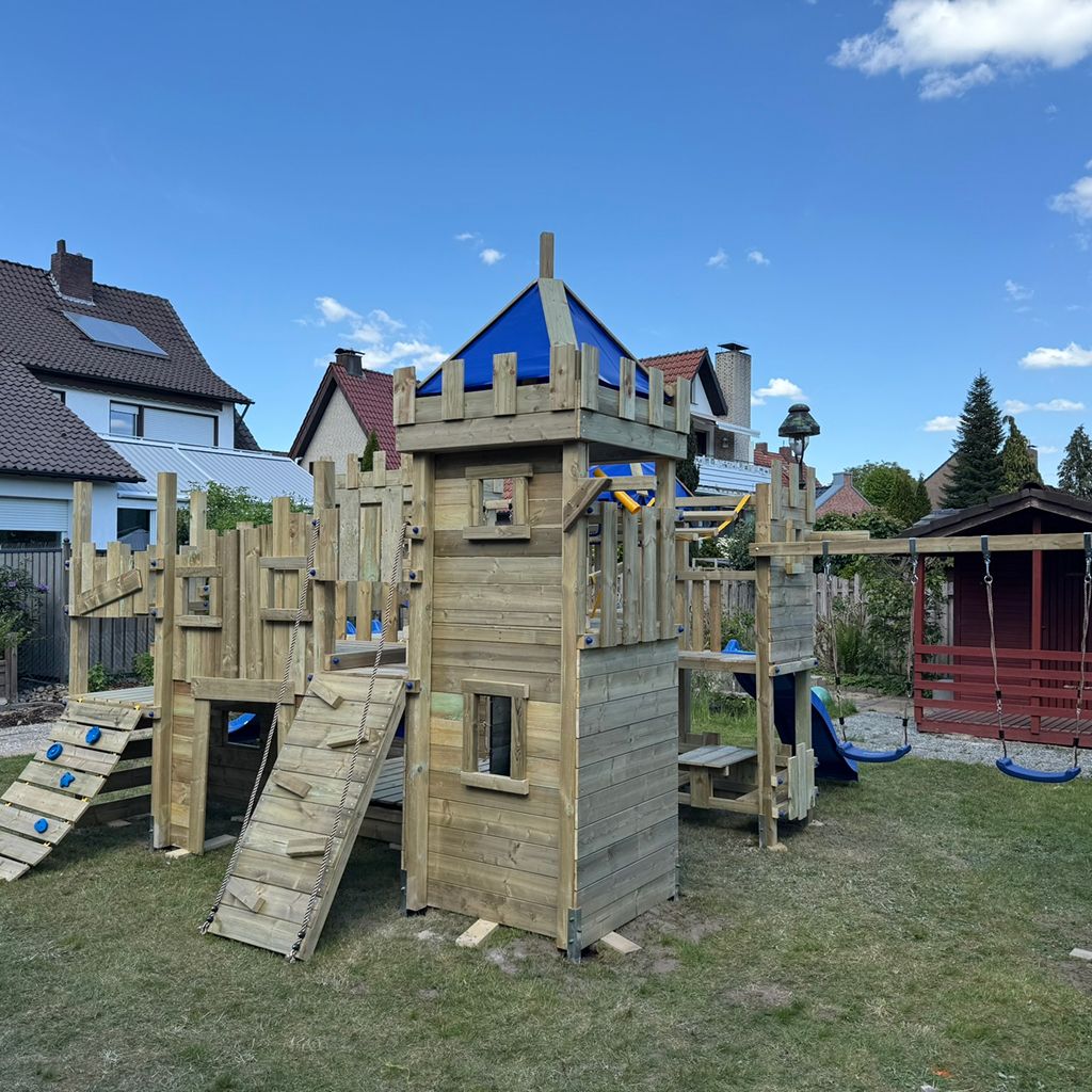 Holzspielplatz mit Turm und Rutsche