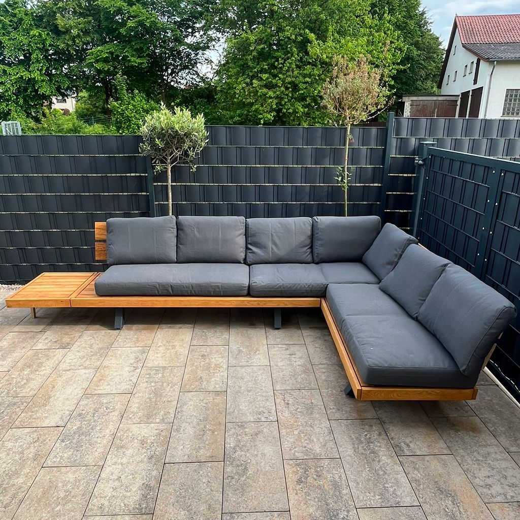 Moderne Garten-Couch mit bequemen Kissen und Holzdetails