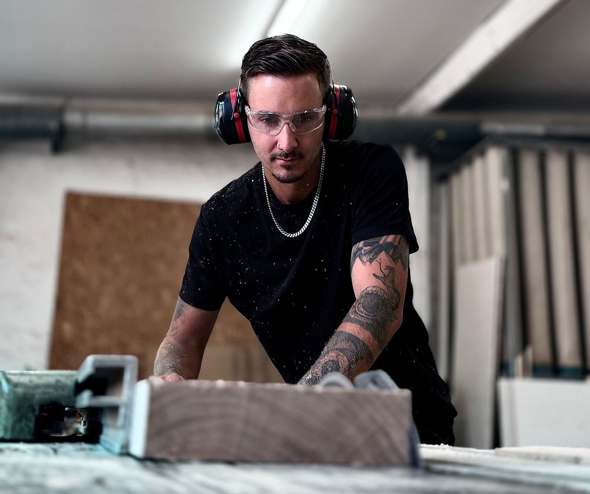 Handwerker bei der Holzverarbeitung in einer Werkstatt