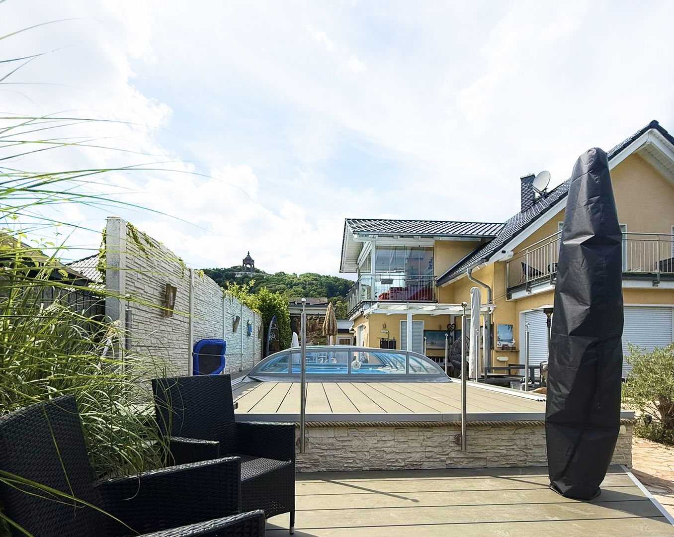 Blick auf den Garten mit Pool und Wohnhaus