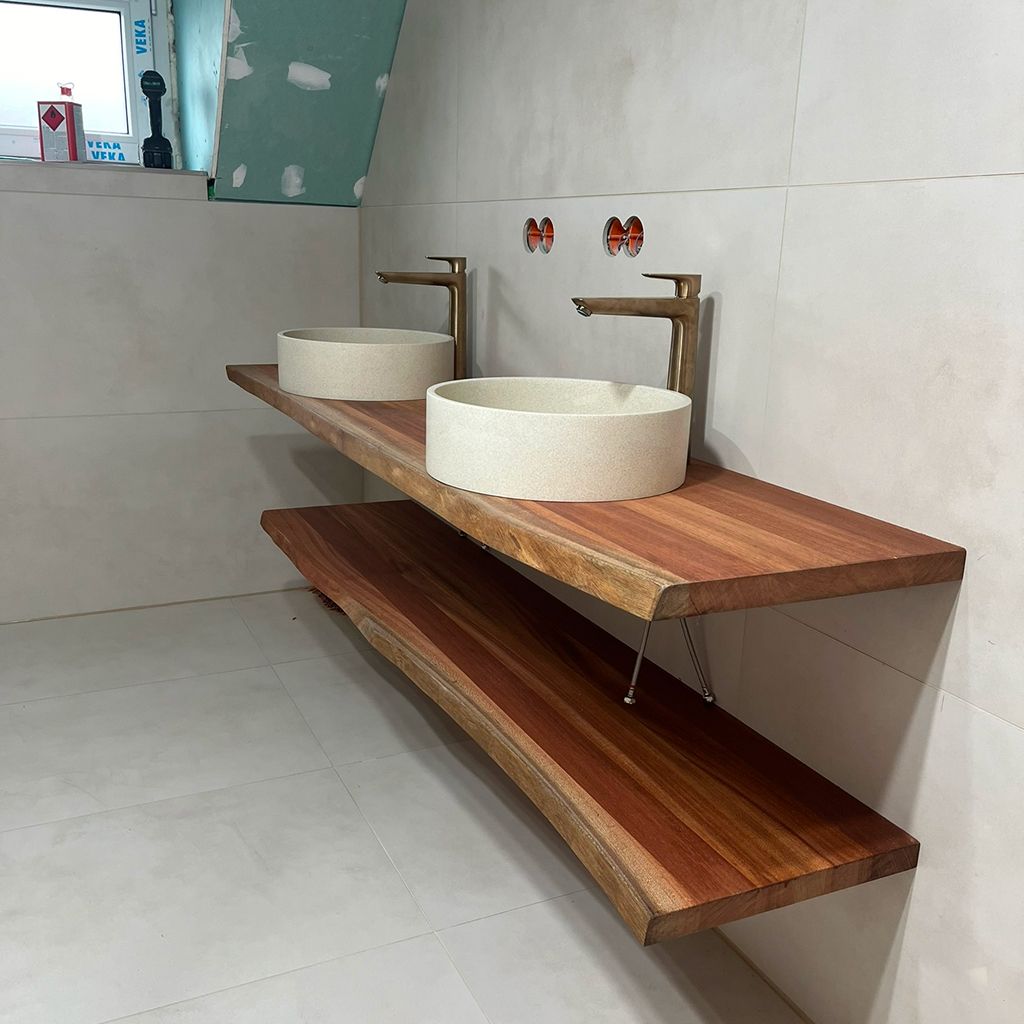 Stilvolle Badezimmer Einrichtung mit Holz und Keramik